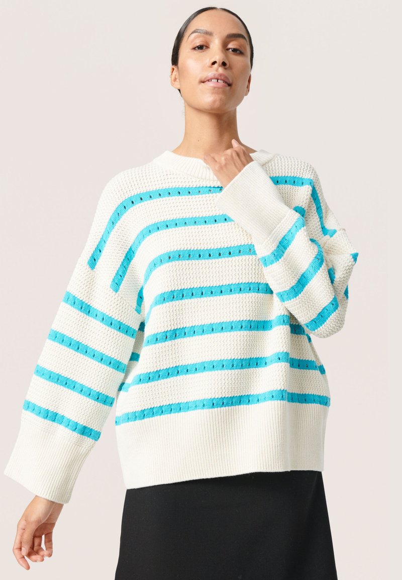Strickpullover in Creme mit blauen horizontalen Streifen. Hat weite Ärmel und einen gerippten Saum. Weiche Textur, lässige Passform und runder Ausschnitt.