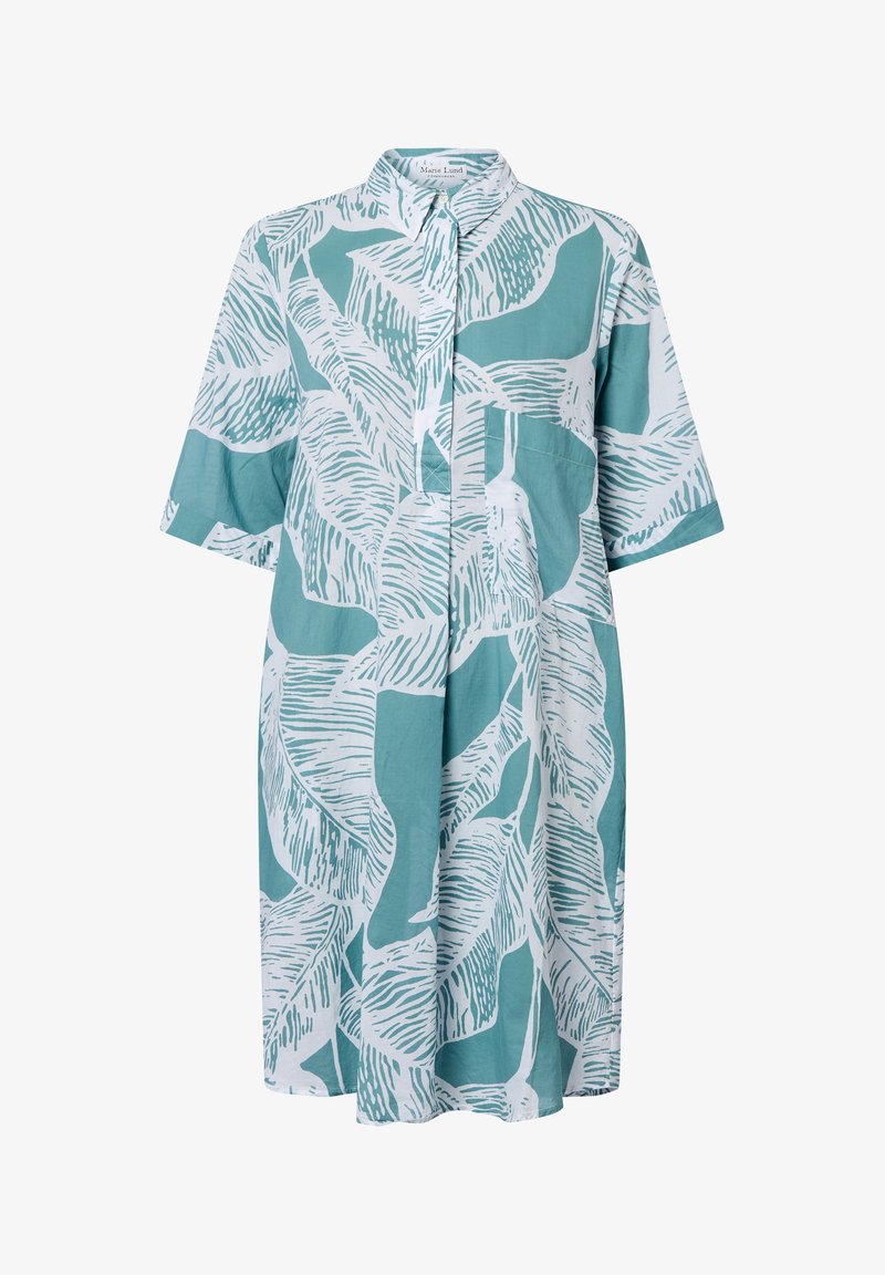 Ein Hemdkleid aus teal Baumwolle, mit einem weißen Blättermuster, kurzen Ärmeln, einer durchgehenden Knopfleiste und einer einzelnen Brusttasche.
