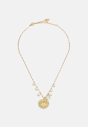 Collana dorata con ciondolo a forma di conchiglia, dettagli in turchese e perle bianche. Presenta una catena delicata e un gancio a moschettone.