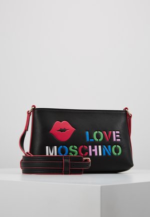 Czarna skórzana torba Love Moschino z kolorowymi napisami, czerwonym motywem ust i odpinanym paskiem z czerwonymi krawędziami na białym tle.