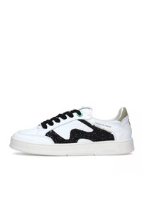 Sneakers bianchi con un design testurizzato nero, lacci neri e un accento verde. Presentano una suola in gomma cremosa e un dettaglio dorato metallico sul tallone.