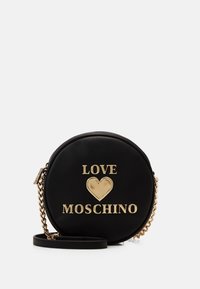 Borsa rotonda in finta pelle nera con lettering dorato "LOVE" e "MOSCHINO" e motivo a cuore; presenta una tracolla in catena dorata e chiusura con zip.