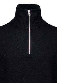 Schwarzer, gerippter Pullover mit hohem Kragen und halbem Reißverschluss vorn. Der Stoff wirkt strukturiert, mit glänzenden Metall-Reißverschlussdetails am Kragen.