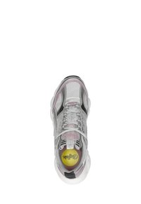 Szare siatkowe sneakersy z czarnymi akcentami i różowymi detalami. Posiadają grubą białą podeszwę oraz zaokrąglony czubek. Widoczne logo wewnątrz.