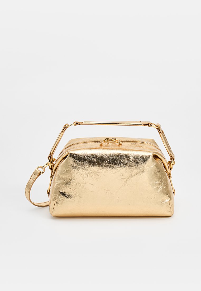 Gouden metallic handtas met een gestructureerd ontwerp, een gladde textuur, een bovenhandvat en een afneembare schouderriem. Ritsluiting aan de bovenkant.