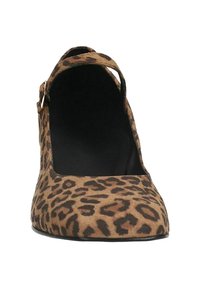 Scarpa slingback con stampa leopardata e punta tondeggiante, realizzata in pelle scamosciata. Presenta una cintura regolabile e un interno nero liscio.