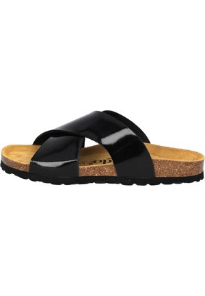 Sandale glissante en cuir verni noir avec un design à bandes croisées, semelle en liège et semelle extérieure en caoutchouc texturé. Finition lisse et brillante.