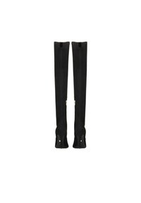 Botas negras de ante por encima de la rodilla con un diseño elegante, altos tacones de aguja y detalles de cremallera en tono dorado en la parte posterior.