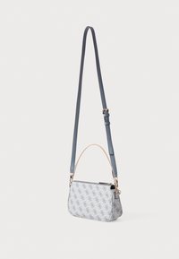 Hellblaues Handtasche mit einem strukturierten Muster, ausgestattet mit einem abnehmbaren Ledertragegurt und einem goldfarbenen Kettenakzent. Reißverschluss oben.