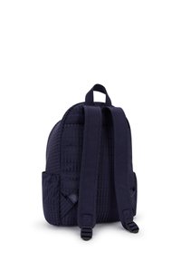 Granatowy plecak z pikowanej tkaniny z regulowanymi, wyściełanymi ramionami, uchwytem na górze i bocznymi kieszeniami. Charakteryzuje się ustrukturyzowanym kształtem i subtelną fakturą.