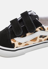 Czarno-beżowe sneakersy z printem w panterkę, z rzepami, płóciennym wierzchem i gumową podeszwą z białym wykończeniem.