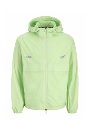 Chaqueta verde claro con cremallera y capucha, que cuenta con puños elásticos, un logo prominente en el pecho y una textura suave y resistente al agua.