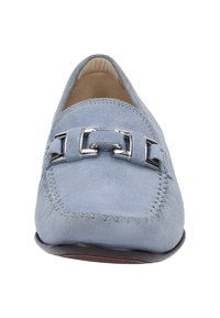 Lichtblauwe suède loafers met een vierkante neus, gestikte details en een zilverkleurige gespaccent op de band.