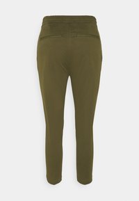 Olivové kalhoty se zúženým střihem, elastickým pasem a dvěma zadními kapsami. Hladká textura, minimalistický styl a žádný viditelný kovový prvek.