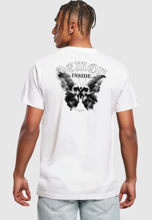 Hvid bomulds T-shirt med et grafisk print af en sommerfugl og kranier på ryggen, med teksten "DEMON INSIDE" i fed skrifttype.