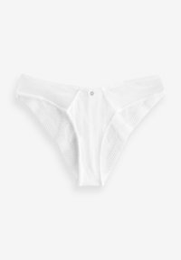 Witte lingerie met een gladde voorkant en kanten mesh zijkanten, met een klein metalen accent bij de tailleband en gemaakt van zachte, lichte stof.