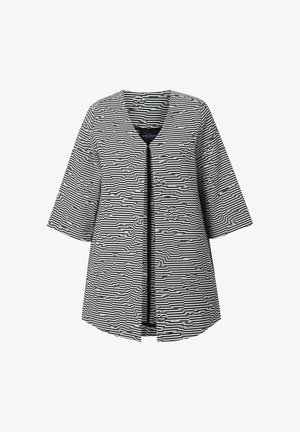 Chaqueta a rayas en blanco y negro con patrón floral, escote en V, mangas cortas y diseño de abertura frontal. Las telas parecen texturizadas y ligeras.