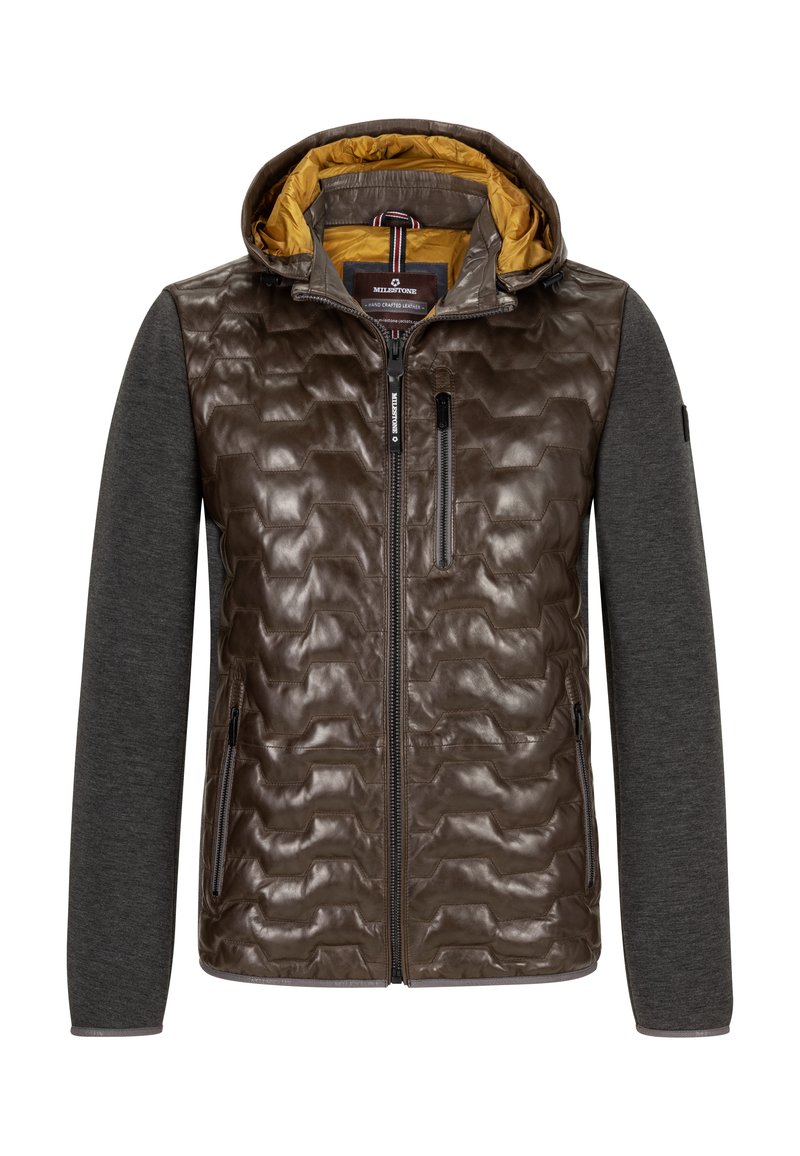 Braune gepolsterte Jacke mit glänzender Oberfläche, grauen Ärmeln, geliner Kapuzenfutter, Reißverschlusstaschen und einem strukturierten Muster auf der Vorderseite.