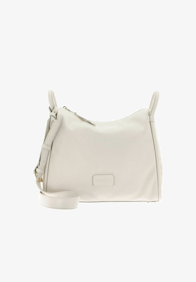 Sac à bandoulière en cuir blanc avec une texture lisse, fermeture éclair, bandoulière ajustable et une étiquette de marque discrète à l'avant.