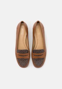 Mocassins en cuir marron avec un panneau textile à motifs à l'avant, un bout arrondi et un intérieur rembourré pour le confort.