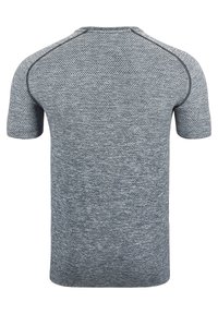 Korte mouw sportshirt van een textuur stof in donkergrijs met een subtiel patroon. Bevat een ronde halslijn en contrasterende schoudernaden.