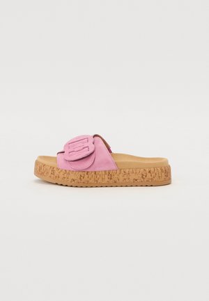 Lyserøde slip-on sandal med bred rem og stor spænde på kork platformsål med tekstureret brun indersål.