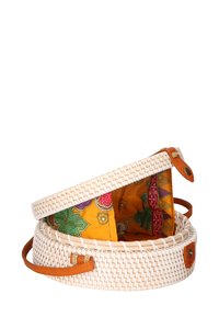 Borsa in paglia intrecciata dalla forma rotonda, con un vivace interno giallo decorato con motivi verdi e rossi, arricchita da dettagli in pelle marrone.