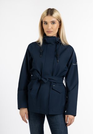 Marineblauwe waterdichte jas met hoge kraag, trekkoord capuchon en strikceintuur. Beschikt over twee voorzakken en een gladde textuur.