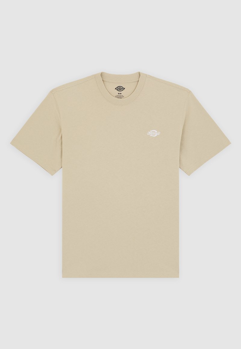 Beige katoenen t-shirt met korte mouwen en een ronde hals. Voorzien van een klein wit logo op het linkerborstgebied. Zachte textuur.