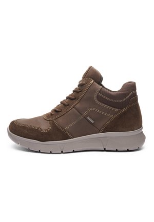 Brauner Sneaker aus Leder und Veloursleder mit Schnürverschluss, gepolstertem Kragen, sichtbaren Nähten und hellgrauer Gummisohle.