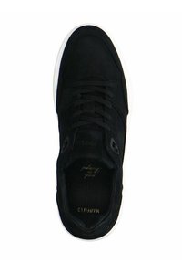 Sneaker in pelle scamosciata nera con suola in gomma bianca, con punta arrotondata, lacci e logo sulla soletta. Fori di ventilazione sui lati.