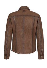 Giacca in pelle marrone con una texture liscia, colletto classico e dettagli cuciti. Presenta polsini con bottoni e una vestibilità su misura.