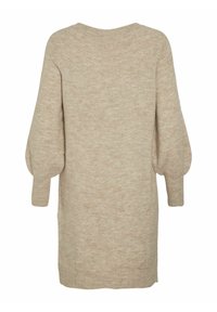 Beige stickad klänning med mjuk textur, rundad halsringning och puffärmar. Längd till mitten av låret med avslappnad passform och sidofickor.