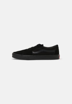 Sort lavtop sneakers med snørelukning foran, glat sidestribe og flad sål på ensartet lys baggrund.