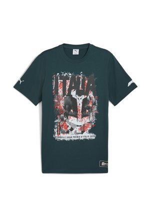 Mørkegrøn t-shirt med et grafisk design, der viser ordet "ITALIA," sprøjt af rød og hvid, samt "Formula 1 Gran Premio d'Italia 2025."