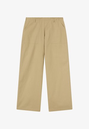 Beige broek met wijde pijpen, voorzakken en riemlussen, gemaakt van een gladde stof.
