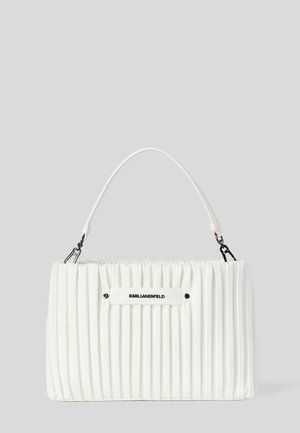 Biała plisowana torebka na krótkim pasku z logo Karl Lagerfeld na froncie, na jednolitym jasnoszarym tle.