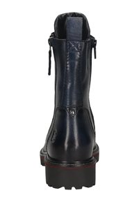 Schwarzer Lederknöchelstiefel mit seitlichem Reißverschluss, Zuglasche und dicker Profilsohle mit roten Akzenten, von hinten gezeigt.