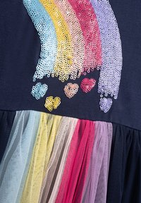 Navy-Kleid mit einem Pailletten-Regenbogenmuster. Es verfügt über einen gestuften Tüllrock in Pastellfarben: Blau, Gelb, Rosa, Lavendel und roten Herzen.