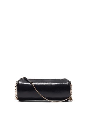 Glänzende, schwarze zylindrische Lederhandtasche mit goldener Kettenriemen und Reißverschluss, vor weißem Hintergrund dargestellt.