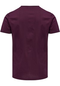 Kortærmet t-shirt i dyb bordeaux, lavet af blødt bomuld, med rund hals og et enkelt design uden grafik eller mønstre.
