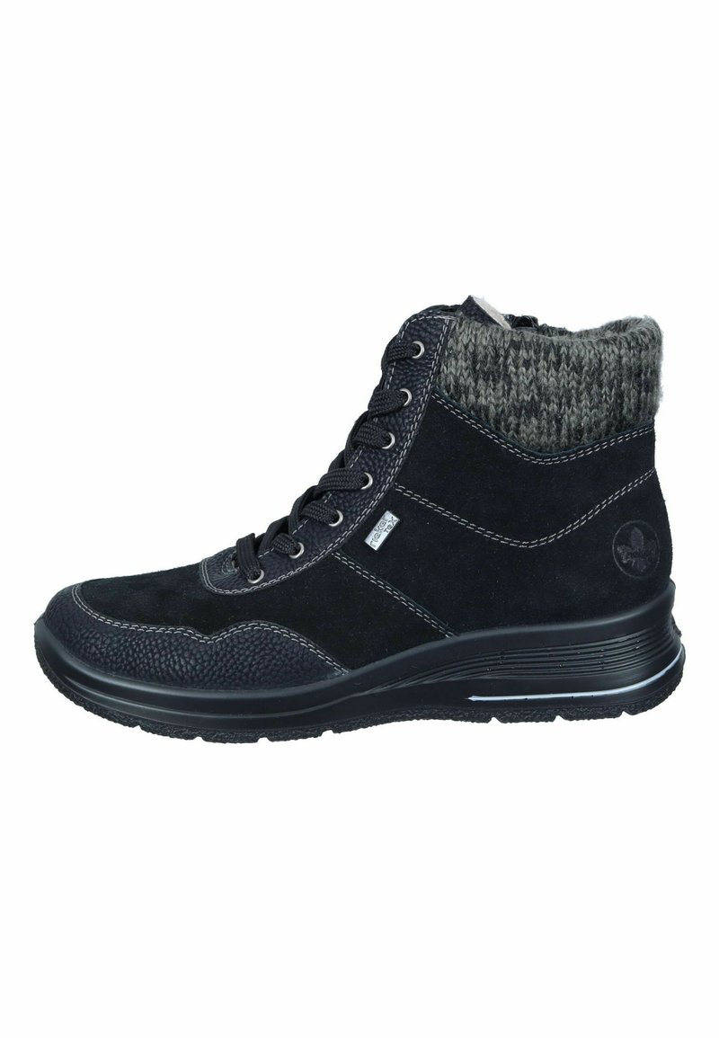 Bottine en daim noir avec un col en tricot gris, dotée de lacets, d'un embout texturé et d'une semelle en caoutchouc épaisse pour durabilité et soutien.