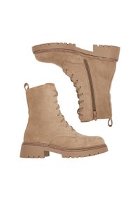 Ghete scurte din piele întoarsă de culoare bej, cu șireturi în față și fermoar pe lateral, având o talpă groasă și cusături decorative de-a lungul marginii.