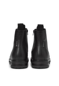 Czarne skórzane botki z gładkim wykończeniem, wyposażone w zamek błyskawiczny po bokach, uchwyt do ściągania oraz wodoodporną etykietę Gore-Tex w okolicy pięty.