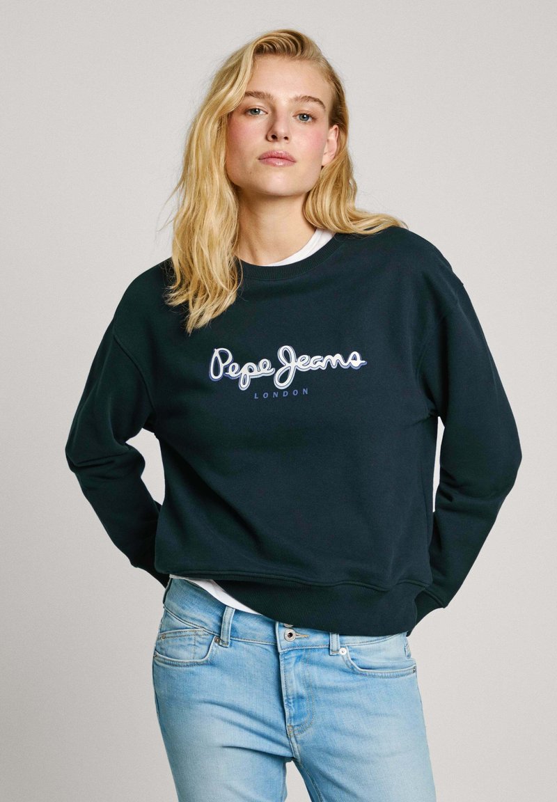 Tumši zaļš džemperis ar apaļu izgriezumu, kas ir ar baltu izšūtu "Pepe Jeans London" logo. Mīksts audums un brīva piegriezuma dizains.