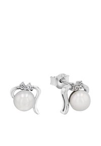 Vita pärlörhängen med silveraccenter, med en trio av små klara stenar ovanför pärlan, som visar en slät, polerad yta.