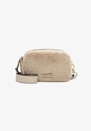 Sac bandoulière en fausse fourrure beige clair, avec une fermeture éclair, des accents dorés et une bandoulière en cuir amovible. Présente un extérieur doux et texturé.
