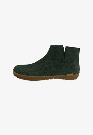 Donkergroene vilten enkellaarzen met een bruine rubberen zool, een glad bovenwerk en een uitsnijding aan de zijkant, gezien vanaf de buitenkant.