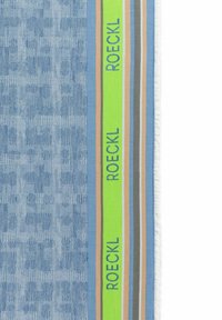 Sciarpa azzurro chiaro con un motivo testurizzato, una striscia verde con la scritta "ROECKL" e righe marroni, grigie e arancioni lungo il bordo.