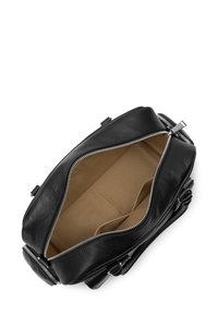 Borsa nera in pelle con una grande chiusura lampo. L'interno è beige, con un ampio scomparto caratterizzato da una texture liscia e accenti minimali.